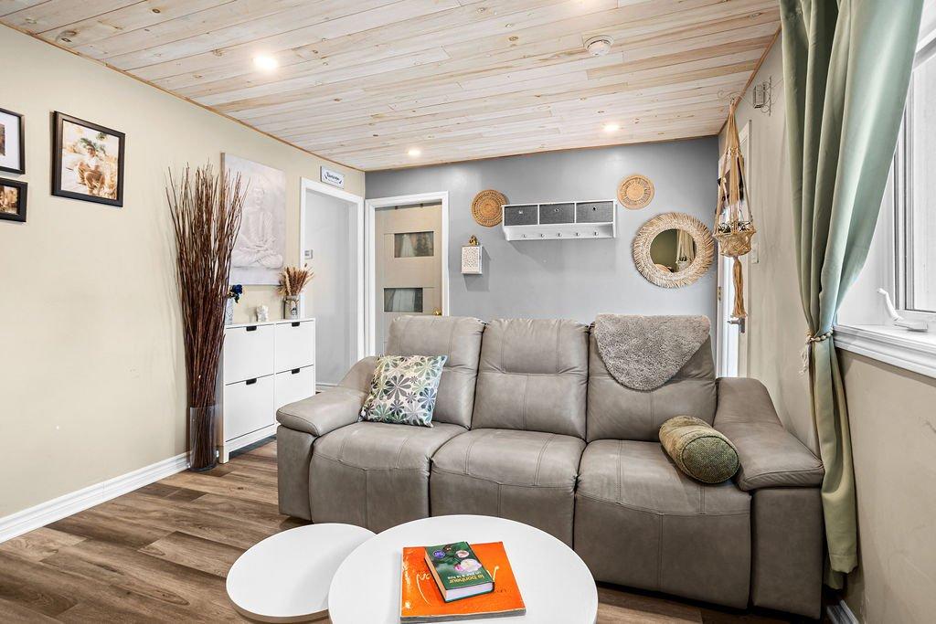 Living room - 117 Rue St-Joachim, L'Assomption, QC - Indoor Photo Showing Living Room