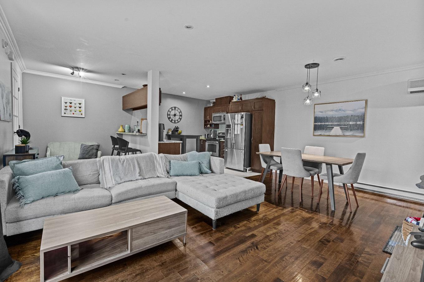 Salon - 8764 Rue Verville, Montréal (Ahuntsic-Cartierville), QC - Indoor Photo Showing Living Room