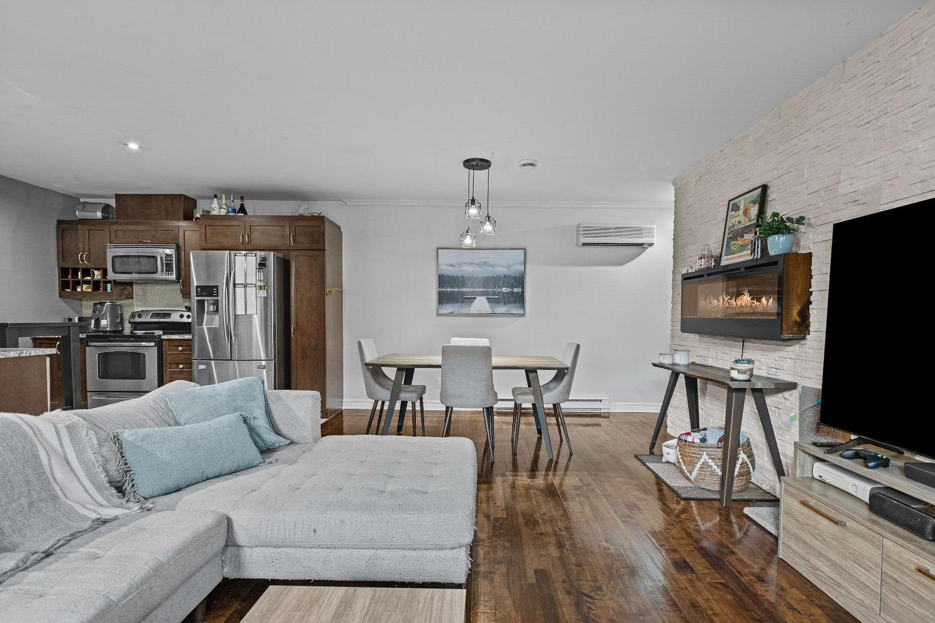 Salon - 8764 Rue Verville, Montréal (Ahuntsic-Cartierville), QC - Indoor