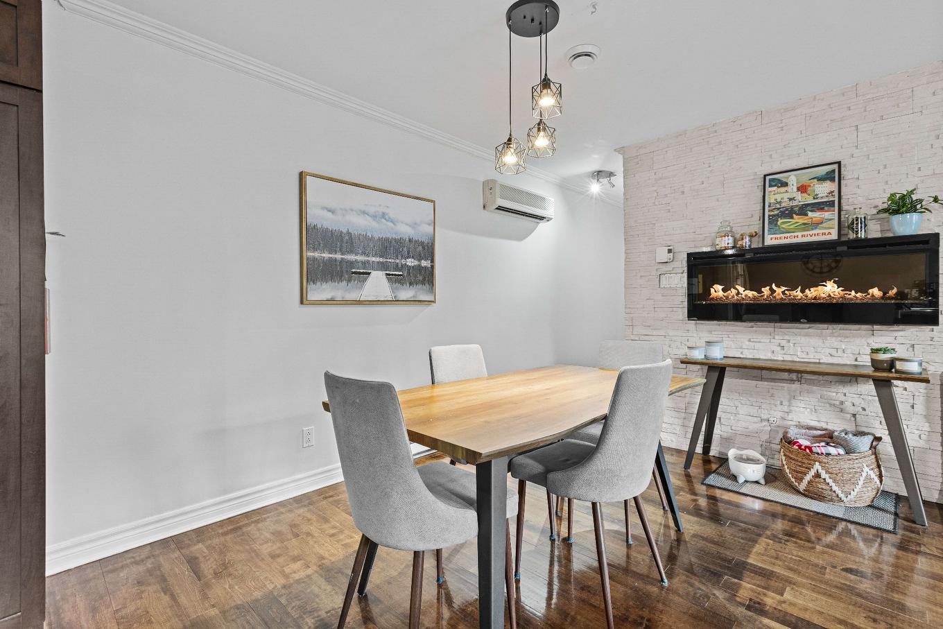 Salle à manger - 8764 Rue Verville, Montréal (Ahuntsic-Cartierville), QC - Indoor Photo Showing Dining Room With Fireplace