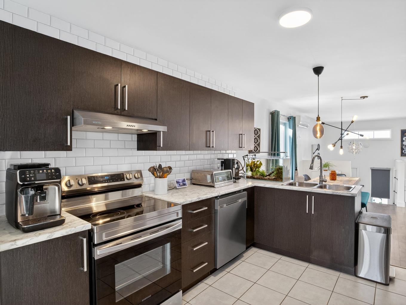 Kitchen - 829 Rue Hervé, Sherbrooke (Brompton/Rock Forest/Saint-Élie/Deauville), QC - Indoor Photo Showing Kitchen With Double Sink With Upgraded Kitchen