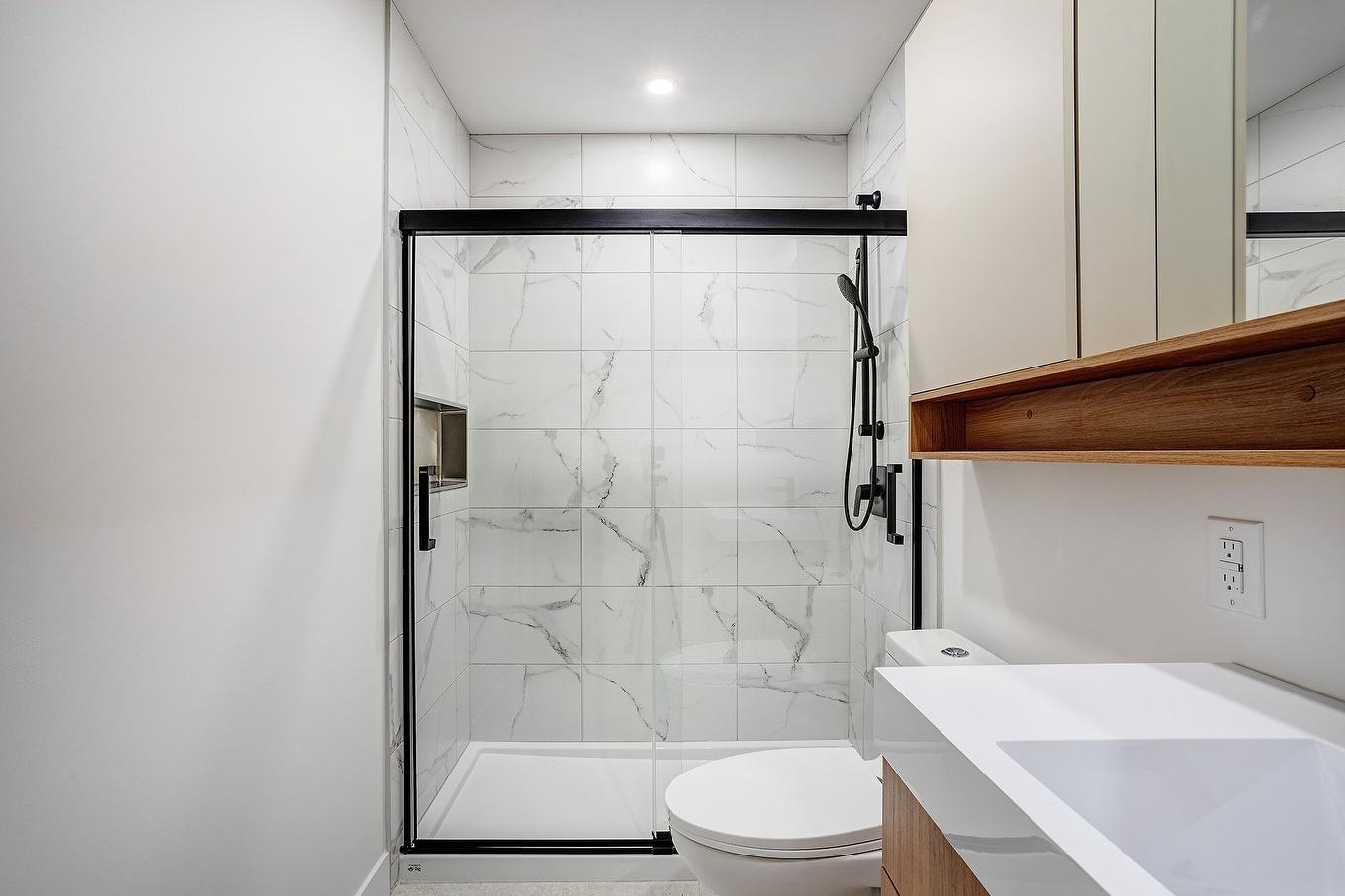 Salle de bains attenante à la CCP - 512-2141 Rue Léger, Montréal (Lasalle), QC - Indoor Photo Showing Bathroom