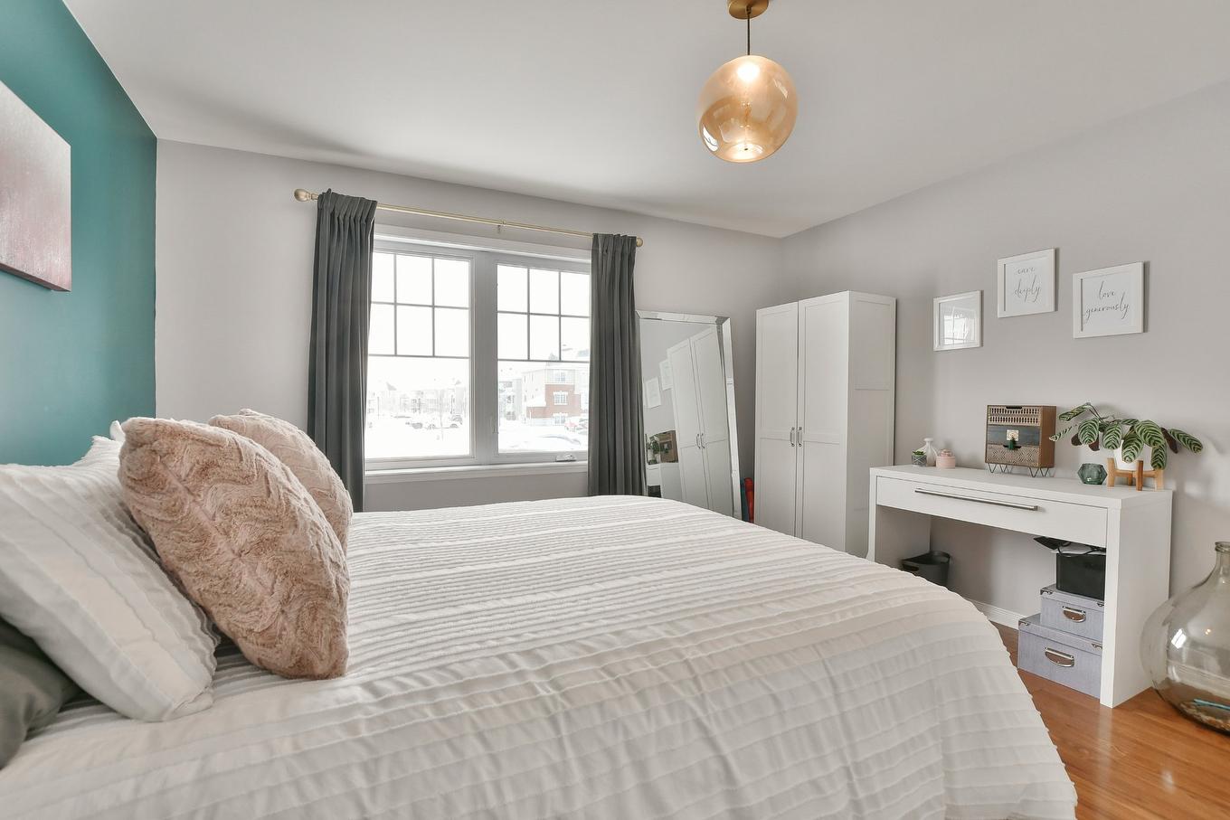 Primary bedroom - 202-87 Mtée De St-Sulpice, Saint-Sulpice, QC - Indoor Photo Showing Bedroom