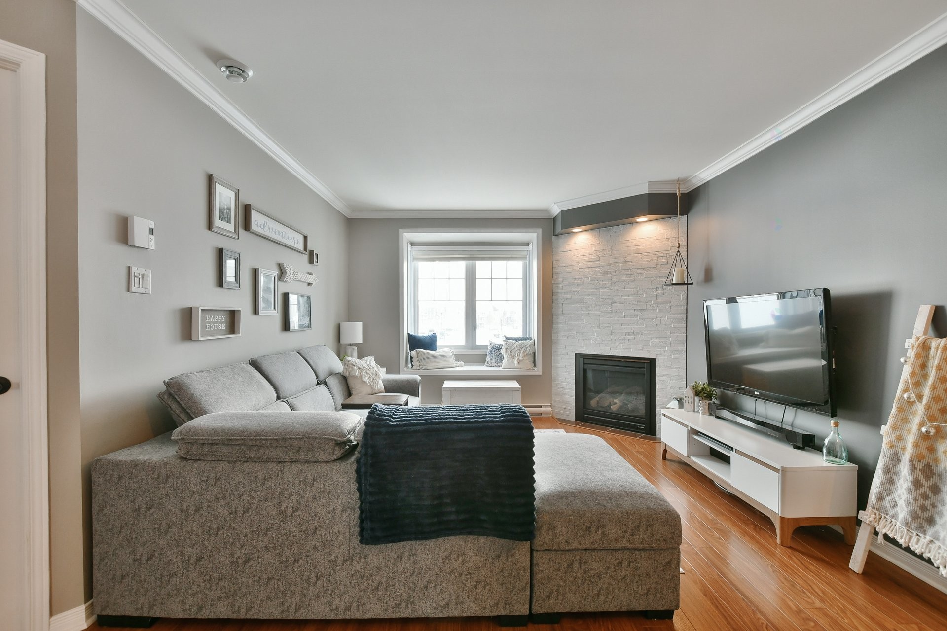 Living Room - 202-87 Mtée De St-Sulpice, Saint-Sulpice, QC - Indoor Photo Showing Living Room With Fireplace