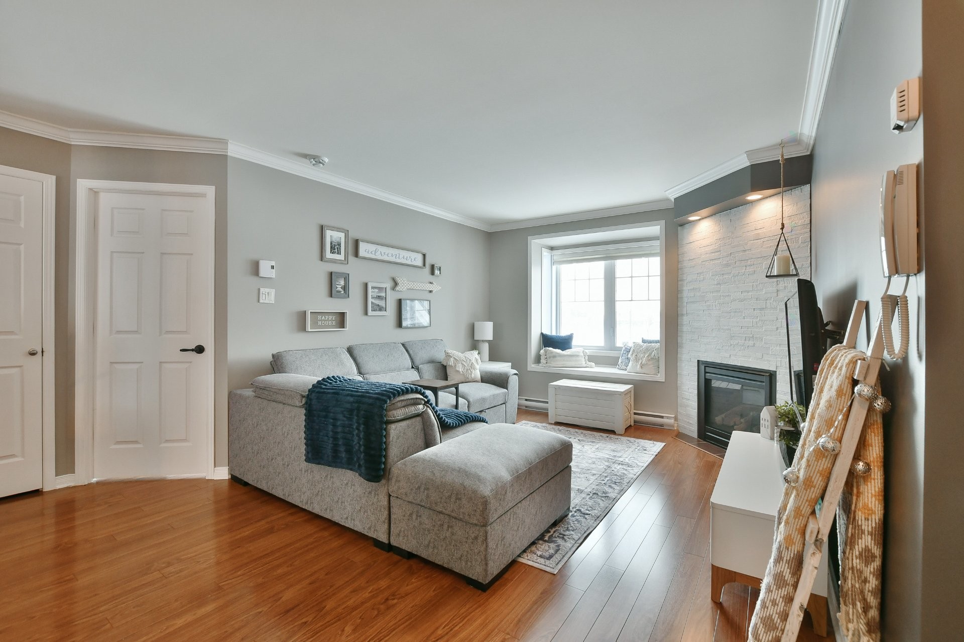Living Room - 202-87 Mtée De St-Sulpice, Saint-Sulpice, QC - Indoor Photo Showing Living Room With Fireplace