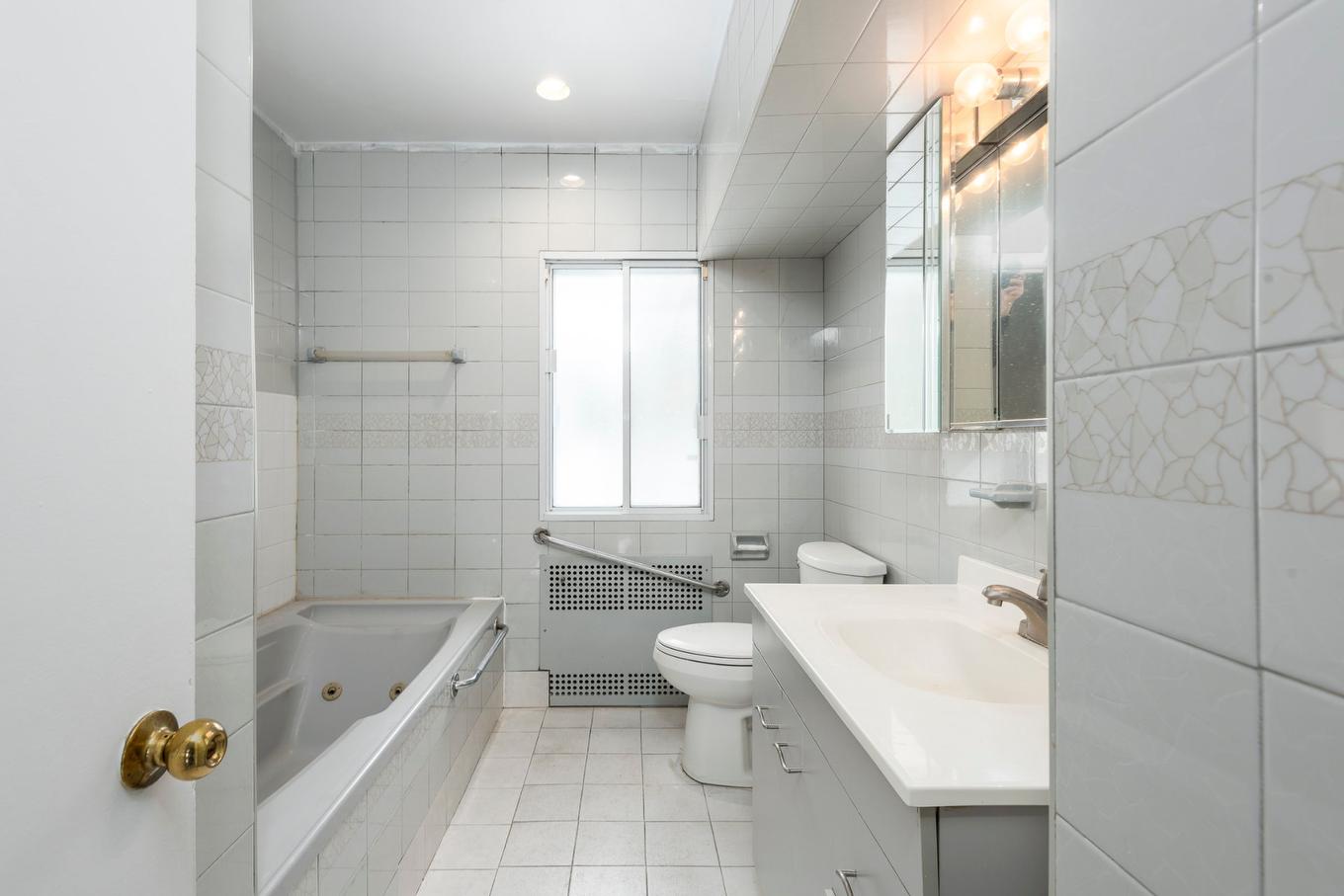 Salle de bains - 5727 Av. Smart, Côte-Saint-Luc, QC - Indoor Photo Showing Bathroom