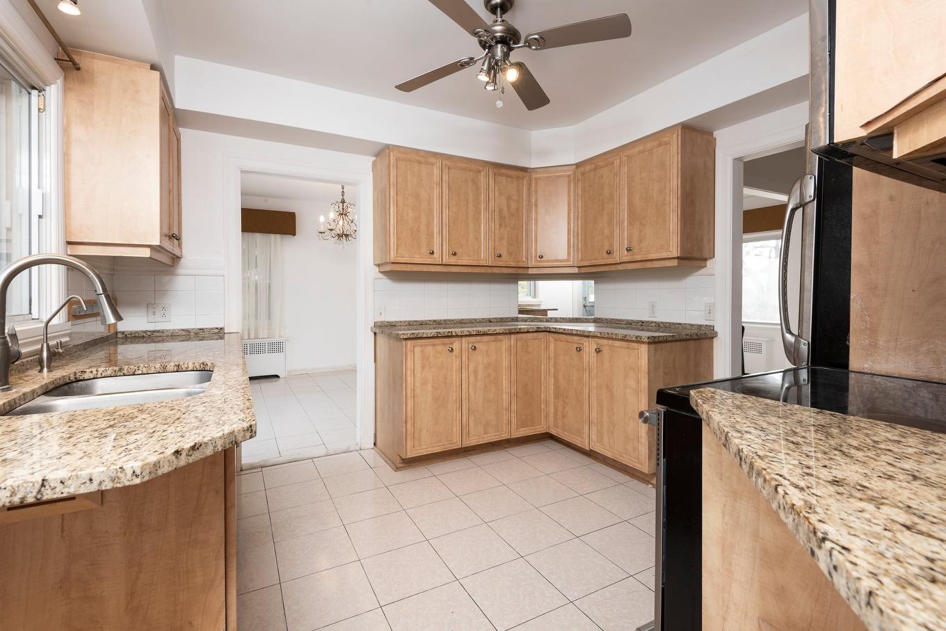 Cuisine - 5727 Av. Smart, Côte-Saint-Luc, QC - Indoor Photo Showing Kitchen With Double Sink