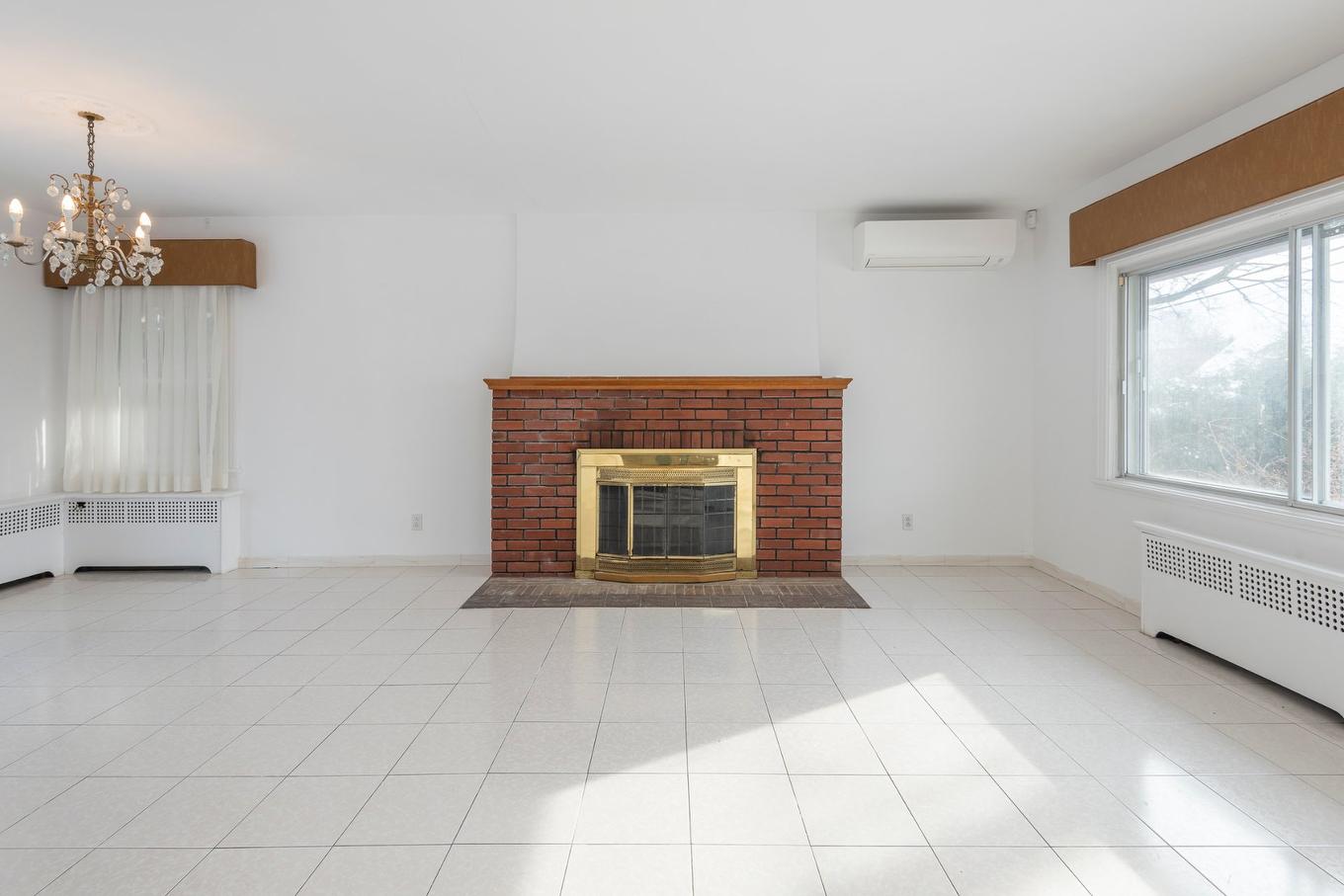 Salon - 5727 Av. Smart, Côte-Saint-Luc, QC - Indoor Photo Showing Living Room With Fireplace