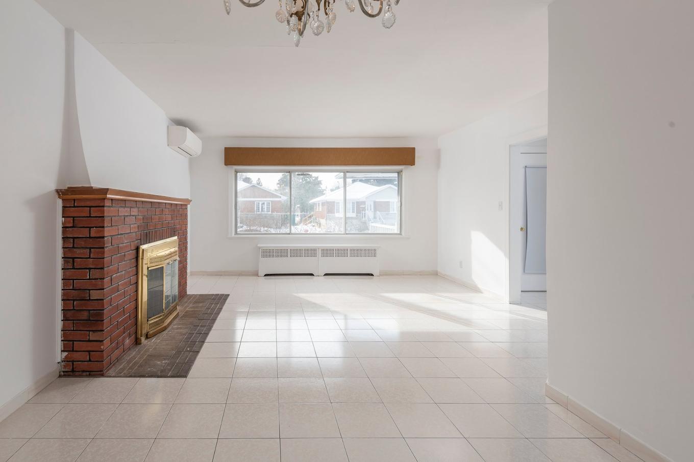 Salon - 5727 Av. Smart, Côte-Saint-Luc, QC - Indoor With Fireplace