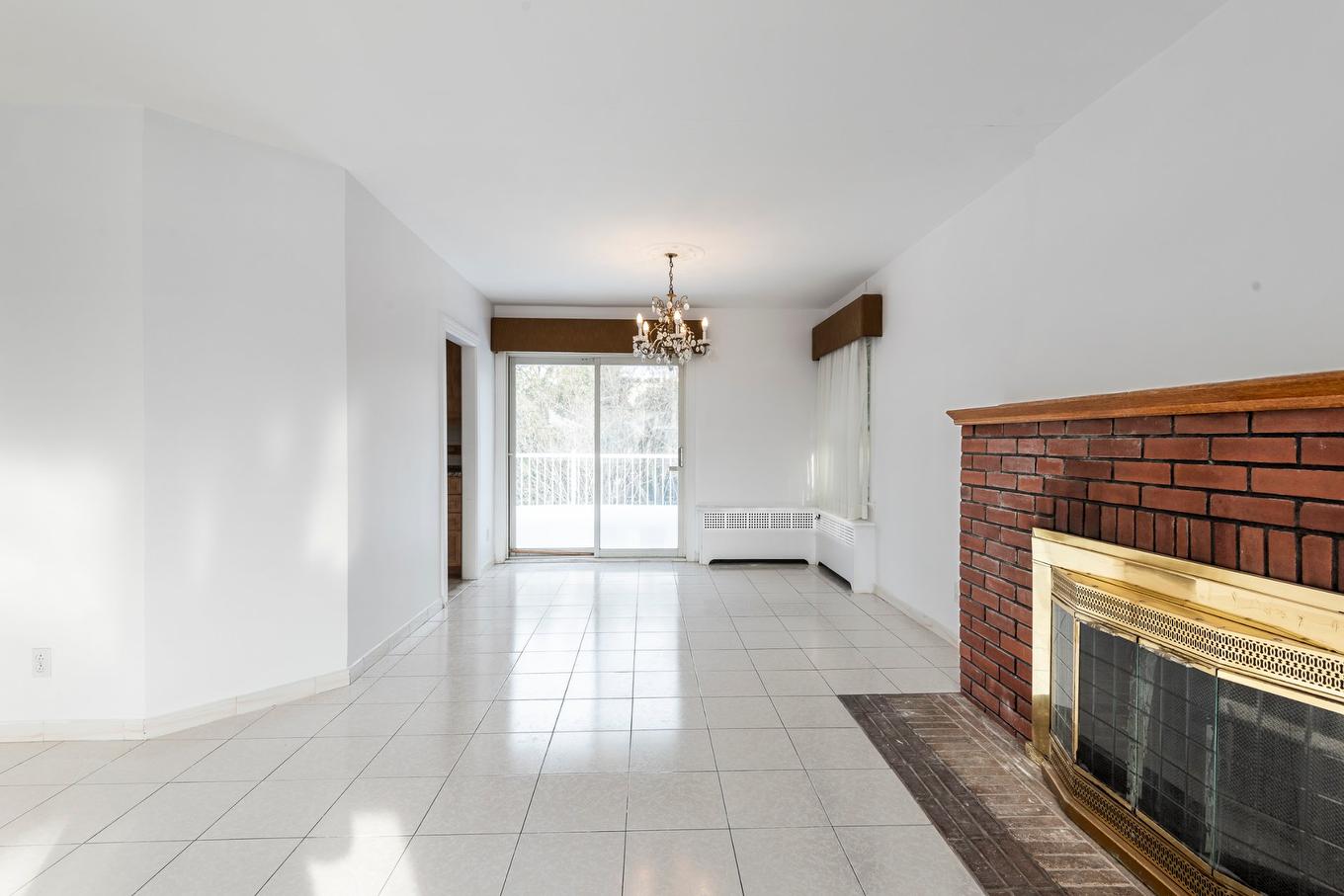 Salon - 5727 Av. Smart, Côte-Saint-Luc, QC - Indoor With Fireplace