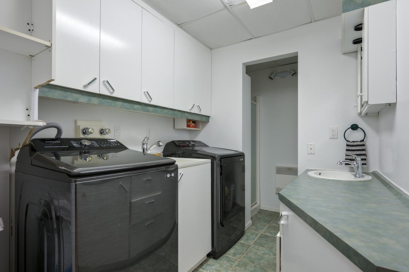 Bathroom - 5 Rue Sylvio-Leduc, Notre-Dame-De-L'Île-Perrot, QC - Indoor Photo Showing Laundry Room