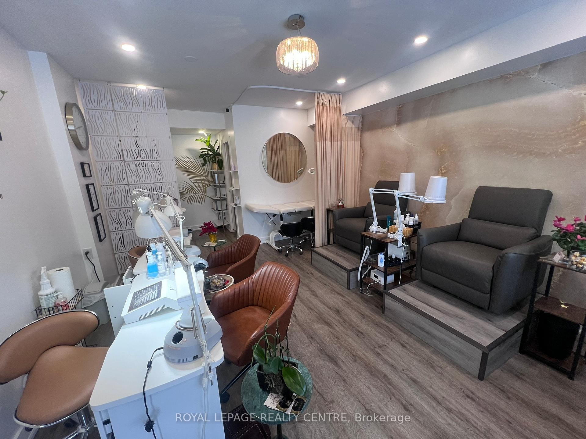 745 Lakeshore Road E, Mississauga, ON