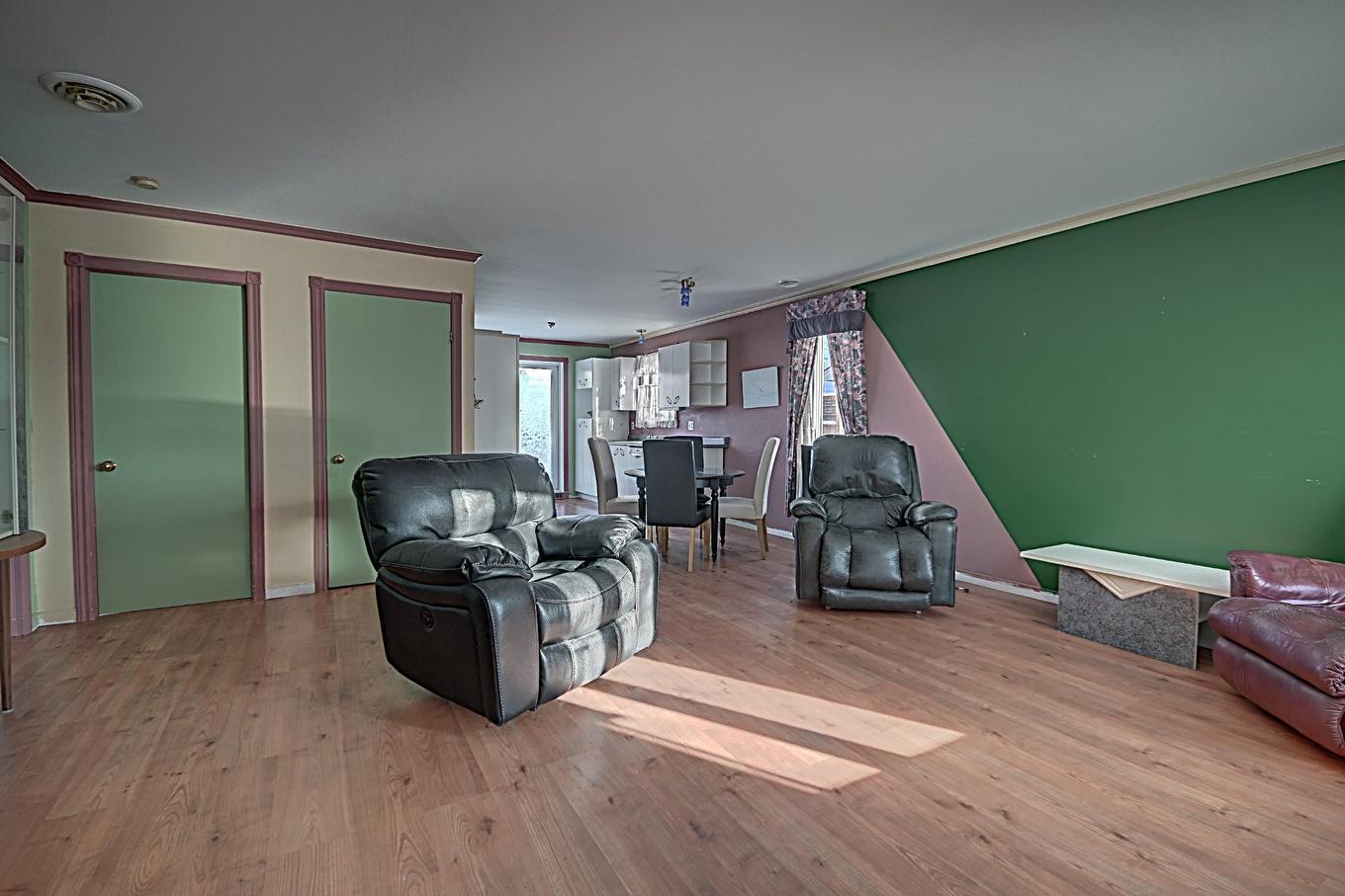 Salon - 142 Rue Jos-Monferrand, Québec (Beauport), QC - Indoor