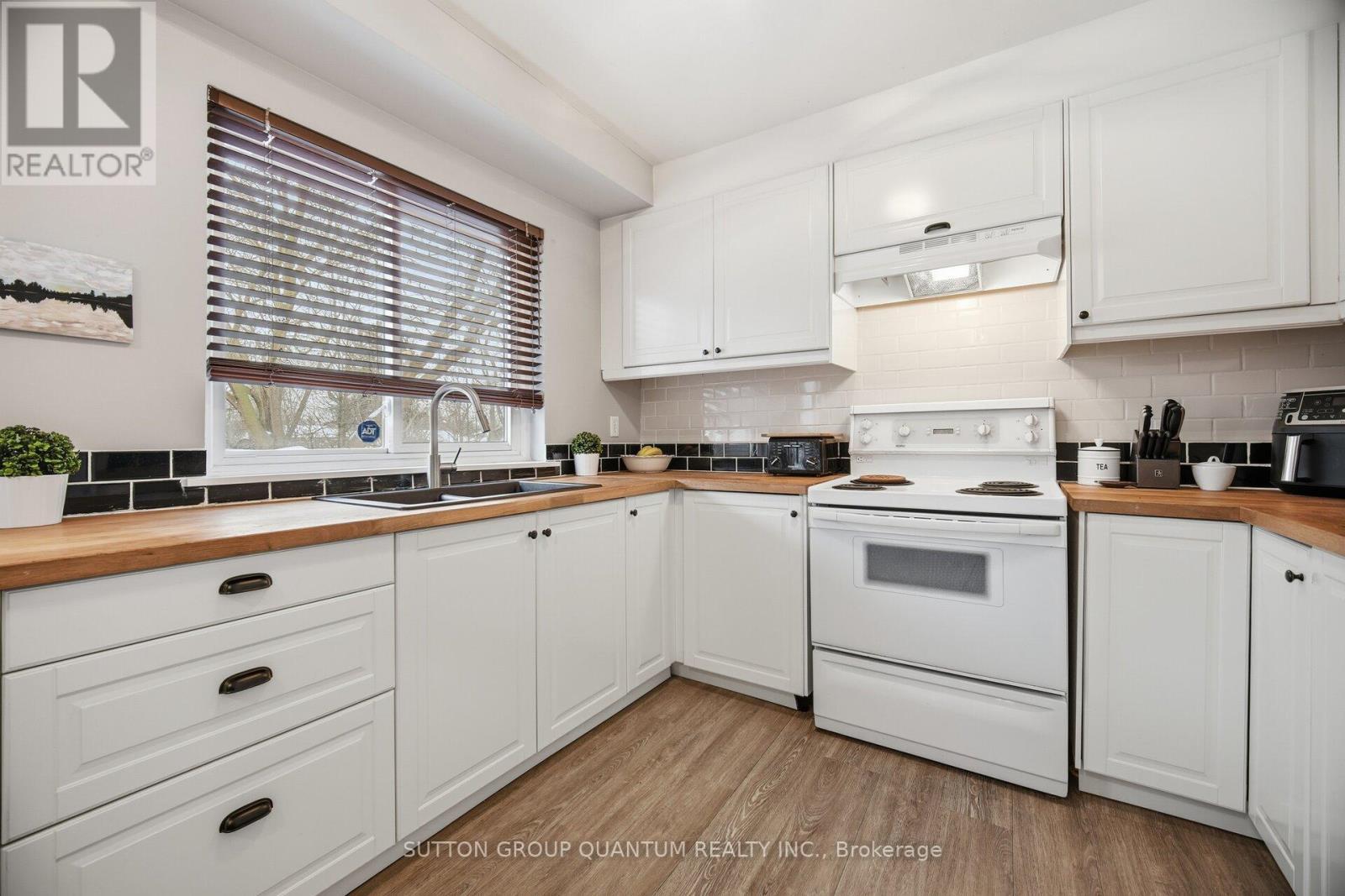 1241 Bray Court, Mississauga, ON - Indoor Photo Showing Kitchen With Double Sink