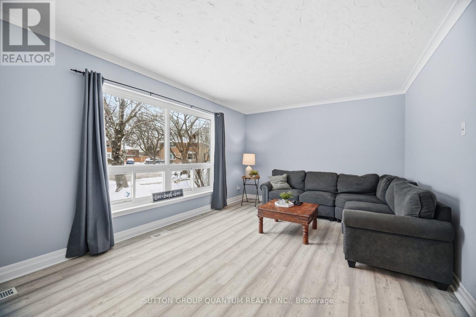 1241 Bray Court, Mississauga, ON - Indoor Photo Showing Living Room
