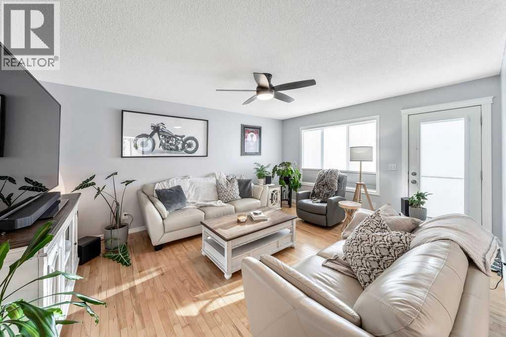 361 Cimarron Boulevard, Okotoks, AB - Indoor Photo Showing Living Room