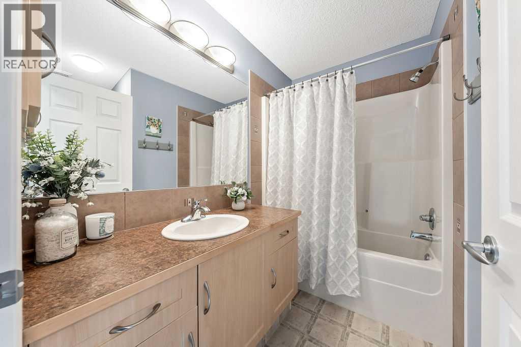 Full upper floor bathroom - 361 Cimarron Boulevard, Okotoks, AB - Indoor Photo Showing Bathroom
