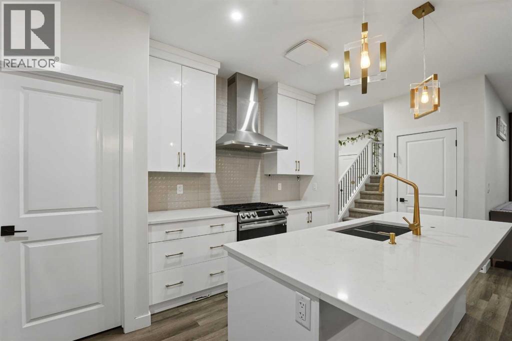 30 Thayer Close, Red Deer, AB - Indoor Photo Showing Kitchen With Double Sink With Upgraded Kitchen