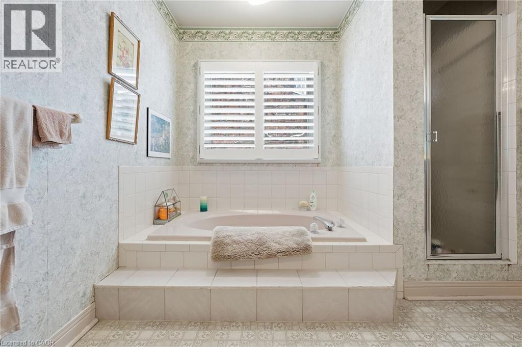 2320 Homer Drive, Burlington, ON - Indoor Photo Showing Bathroom