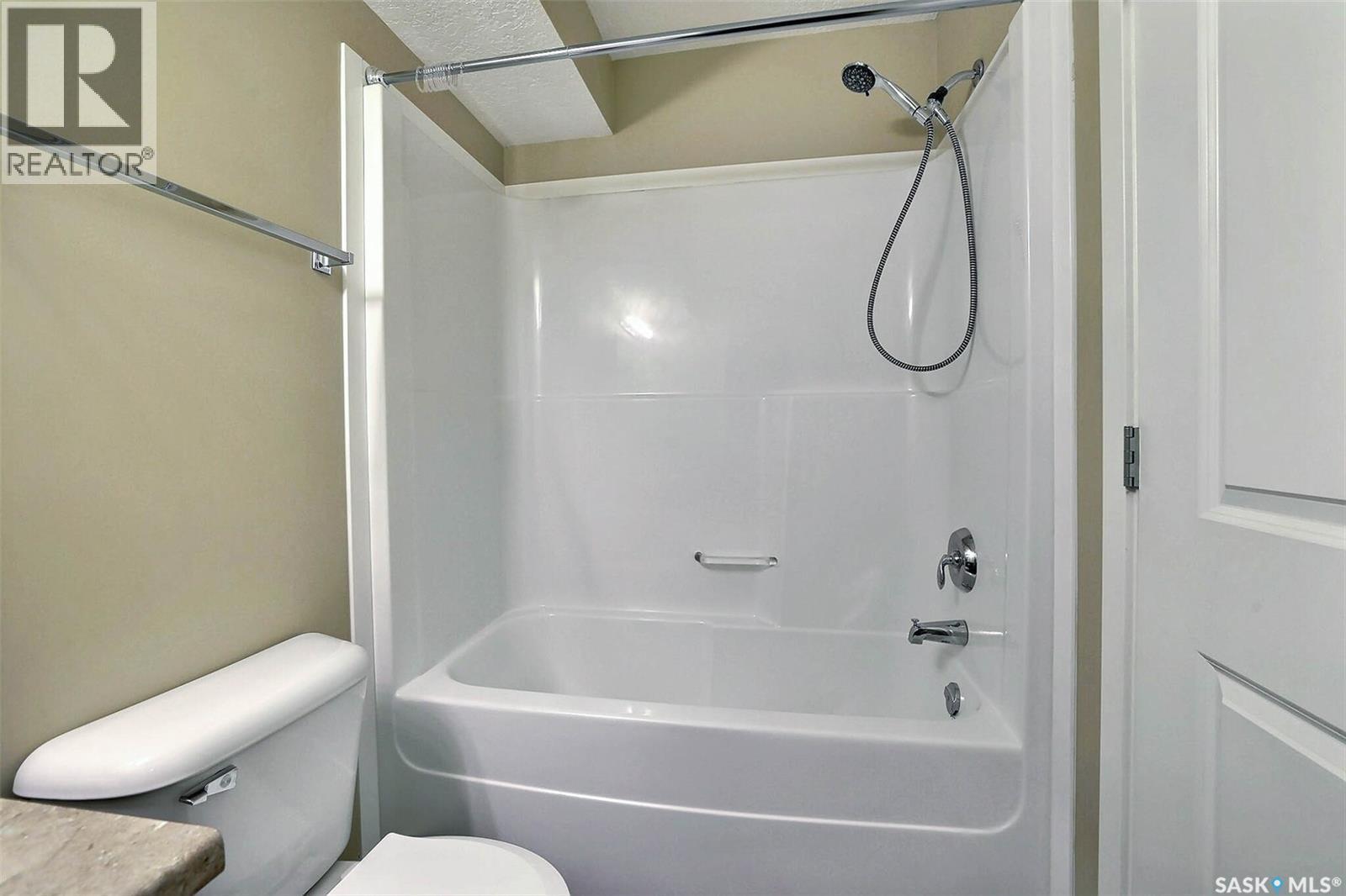 127 5059 James Hill Road, Regina, SK - Indoor Photo Showing Bathroom