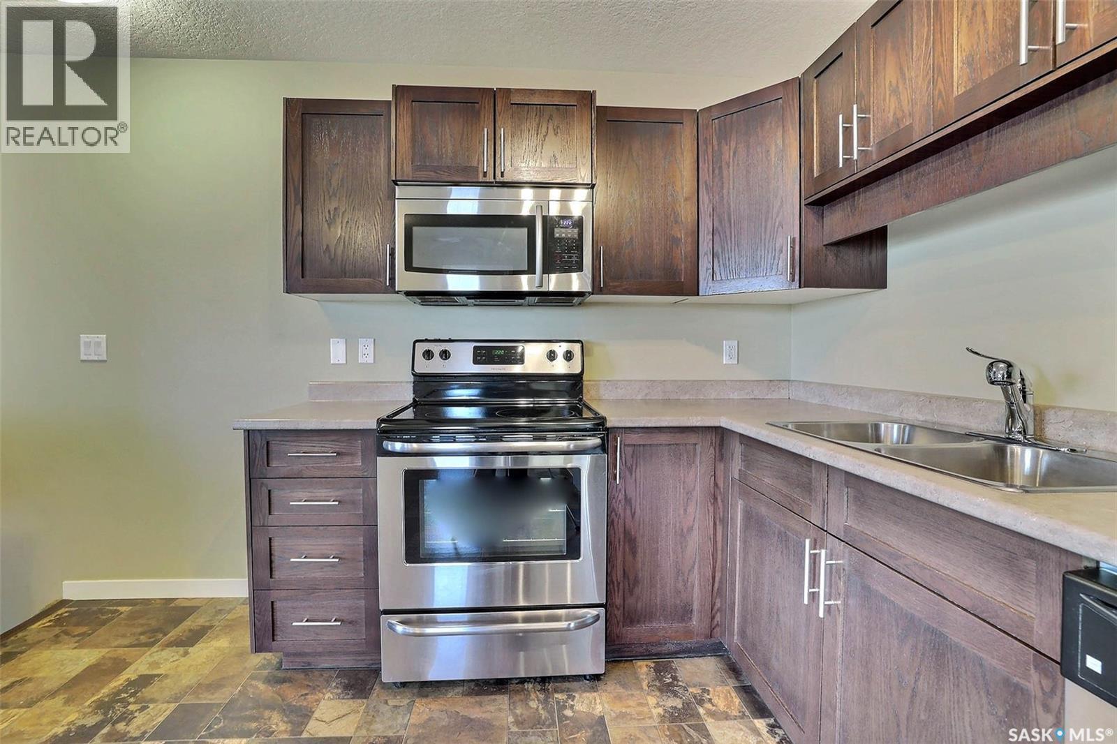 127 5059 James Hill Road, Regina, SK - Indoor Photo Showing Kitchen With Double Sink
