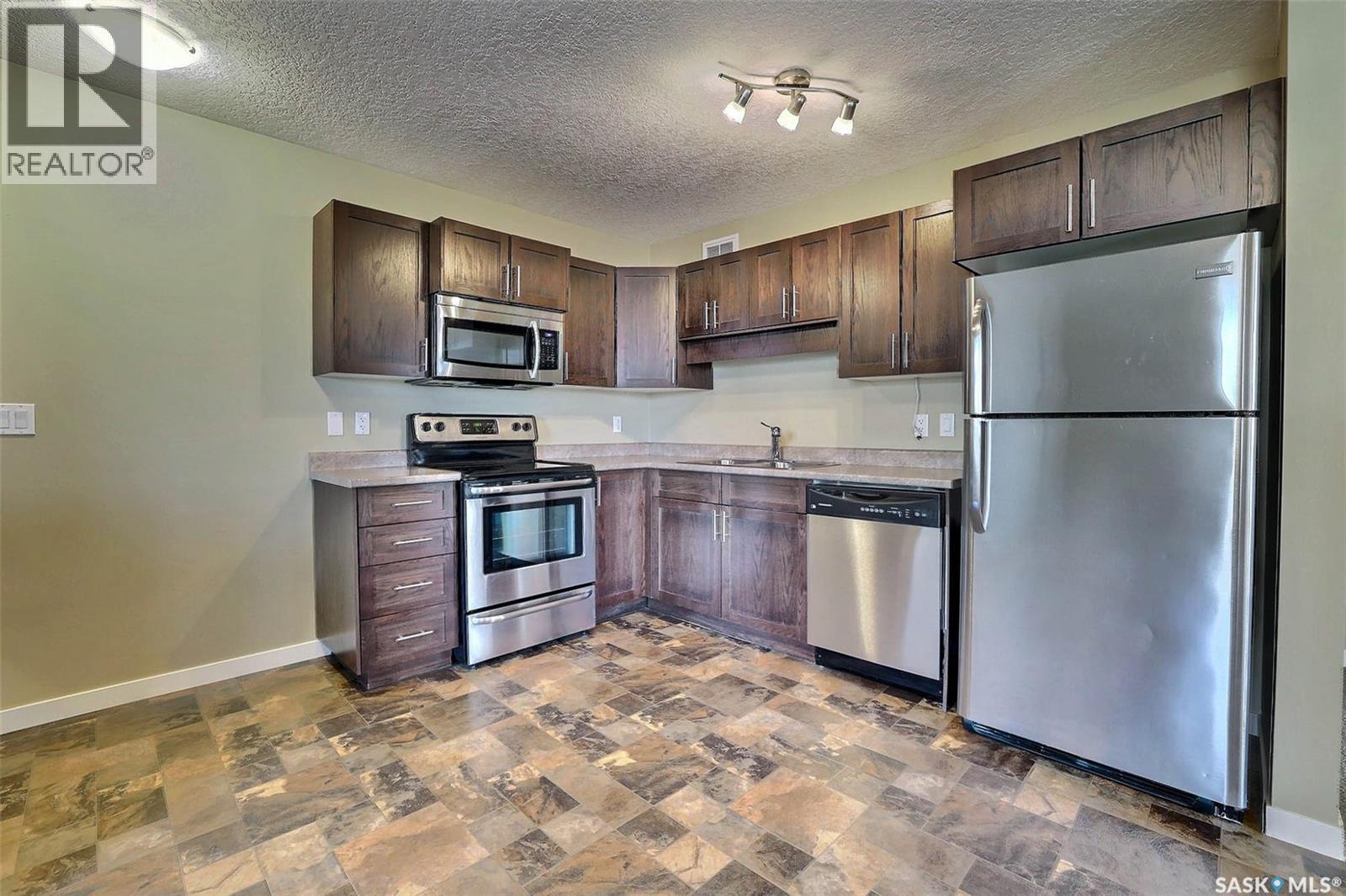 127 5059 James Hill Road, Regina, SK - Indoor Photo Showing Kitchen With Double Sink