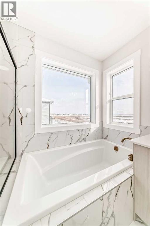 100 Corner Glen Manor Ne, Calgary, AB - Indoor Photo Showing Bathroom