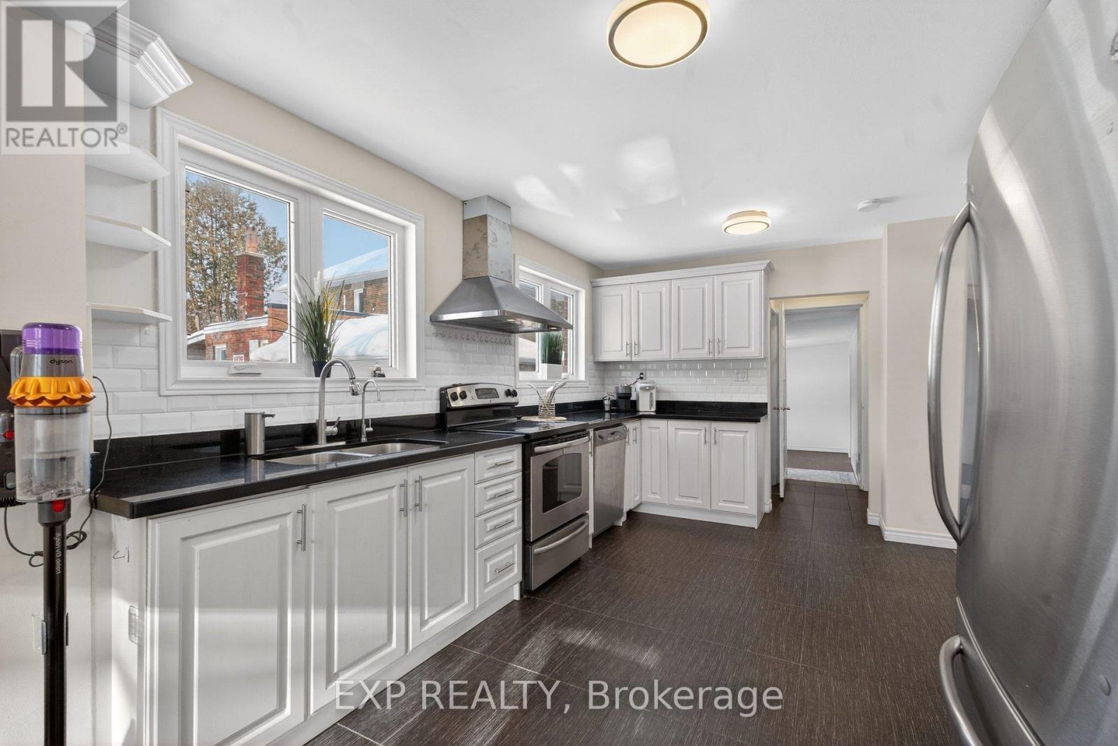 2 Gladiator Road, Markham, ON - Indoor Photo Showing Kitchen With Double Sink With Upgraded Kitchen