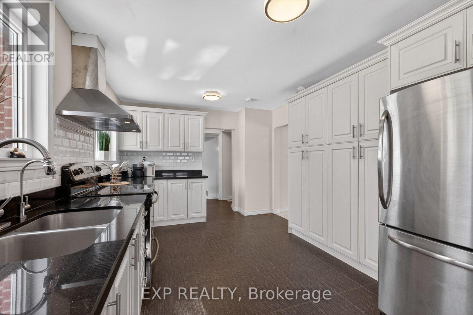 2 Gladiator Road, Markham, ON - Indoor Photo Showing Kitchen With Double Sink With Upgraded Kitchen