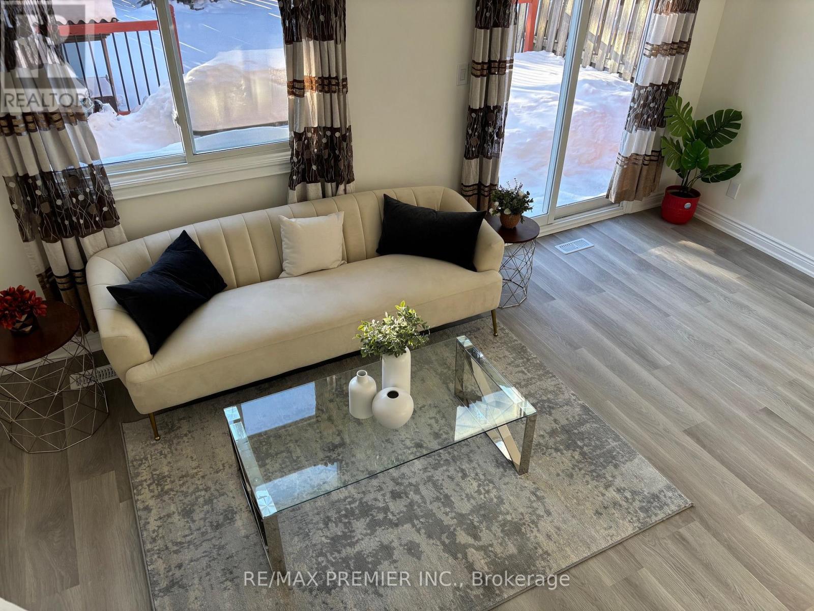 3348 Burdock Place, Mississauga, ON - Indoor Photo Showing Living Room