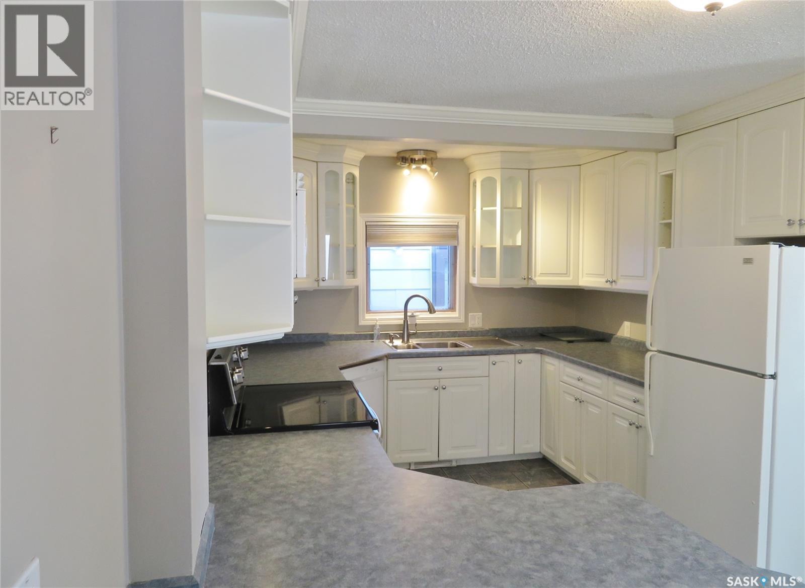 1506 E Avenue N, Saskatoon, SK - Indoor Photo Showing Kitchen With Double Sink