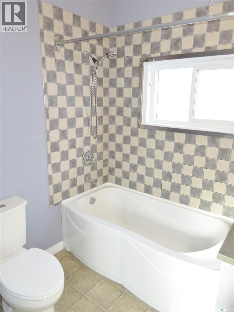 1506 E Avenue N, Saskatoon, SK - Indoor Photo Showing Bathroom