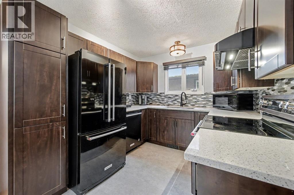 34 Woodglen Crescent Sw, Calgary, AB - Indoor Photo Showing Kitchen