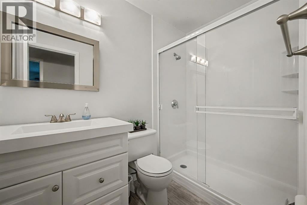 34 Woodglen Crescent Sw, Calgary, AB - Indoor Photo Showing Bathroom