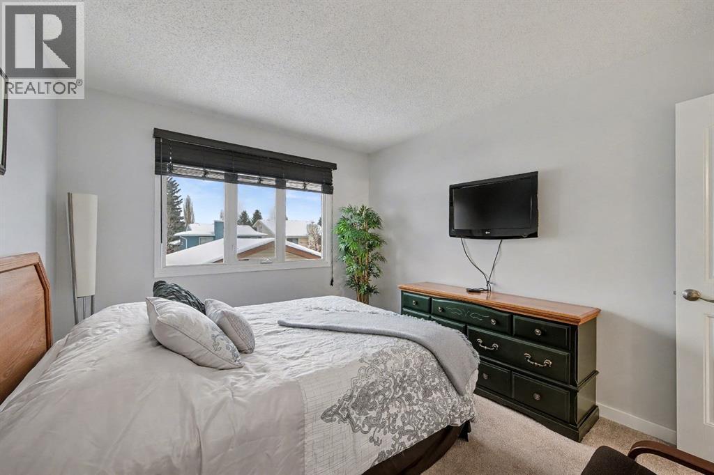 34 Woodglen Crescent Sw, Calgary, AB - Indoor Photo Showing Bedroom