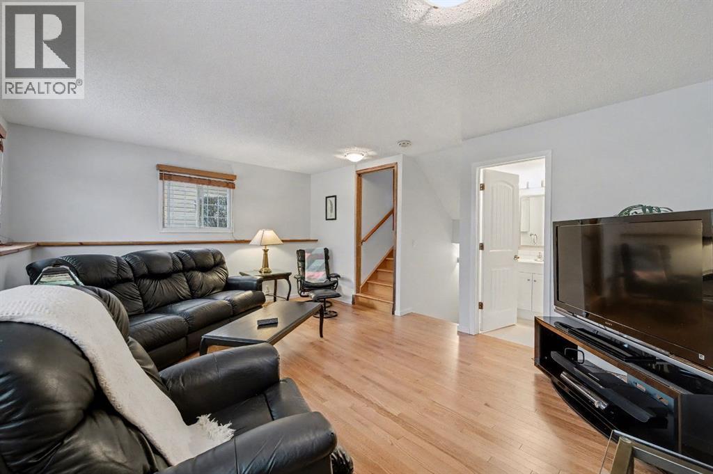 34 Woodglen Crescent Sw, Calgary, AB - Indoor Photo Showing Living Room