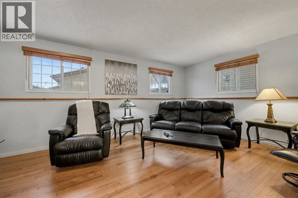 34 Woodglen Crescent Sw, Calgary, AB - Indoor Photo Showing Living Room