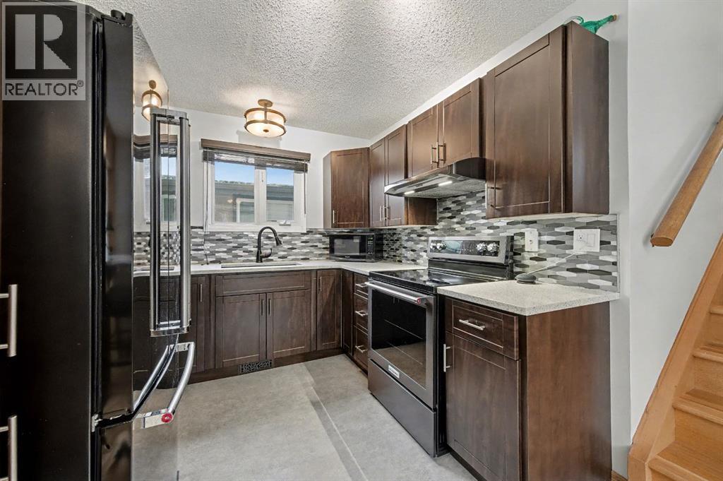 34 Woodglen Crescent Sw, Calgary, AB - Indoor Photo Showing Kitchen