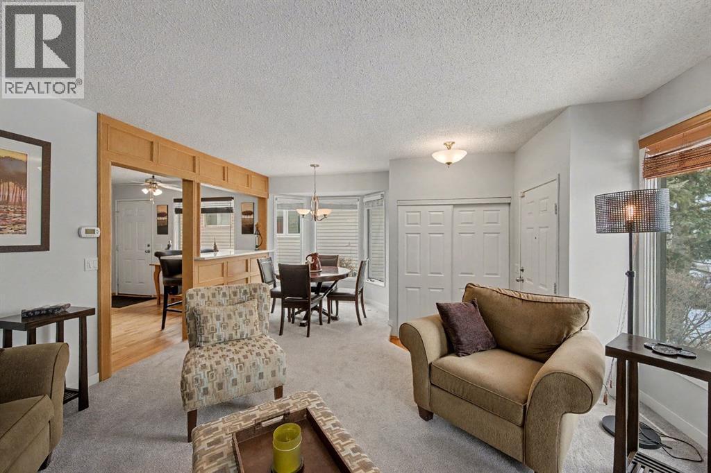 34 Woodglen Crescent Sw, Calgary, AB - Indoor Photo Showing Living Room