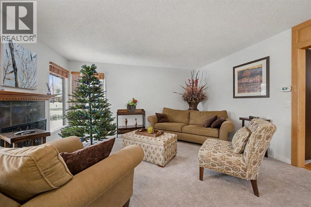34 Woodglen Crescent Sw, Calgary, AB - Indoor Photo Showing Living Room