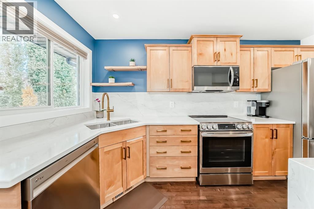 182 Sunset Heights, Cochrane, AB - Indoor Photo Showing Kitchen With Double Sink