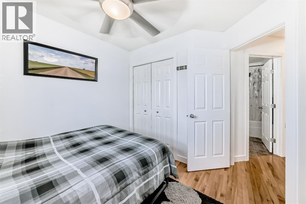 182 Sunset Heights, Cochrane, AB - Indoor Photo Showing Bedroom
