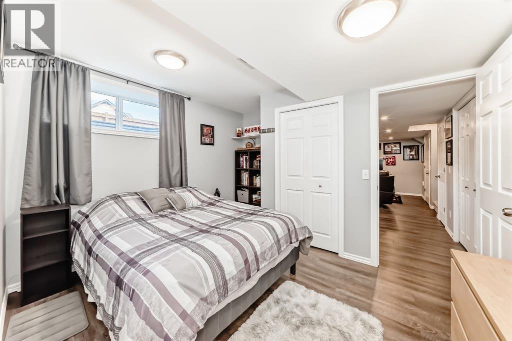 182 Sunset Heights, Cochrane, AB - Indoor Photo Showing Bedroom