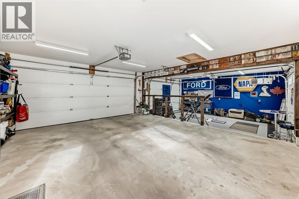 182 Sunset Heights, Cochrane, AB - Indoor Photo Showing Garage
