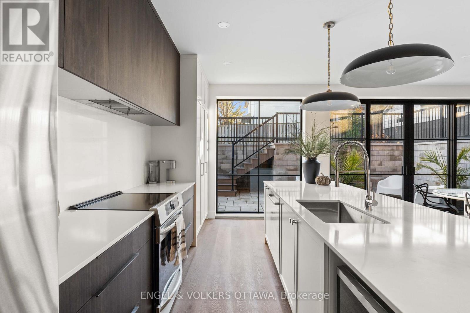 246 Byron Avenue, Ottawa, ON - Indoor Photo Showing Kitchen With Upgraded Kitchen