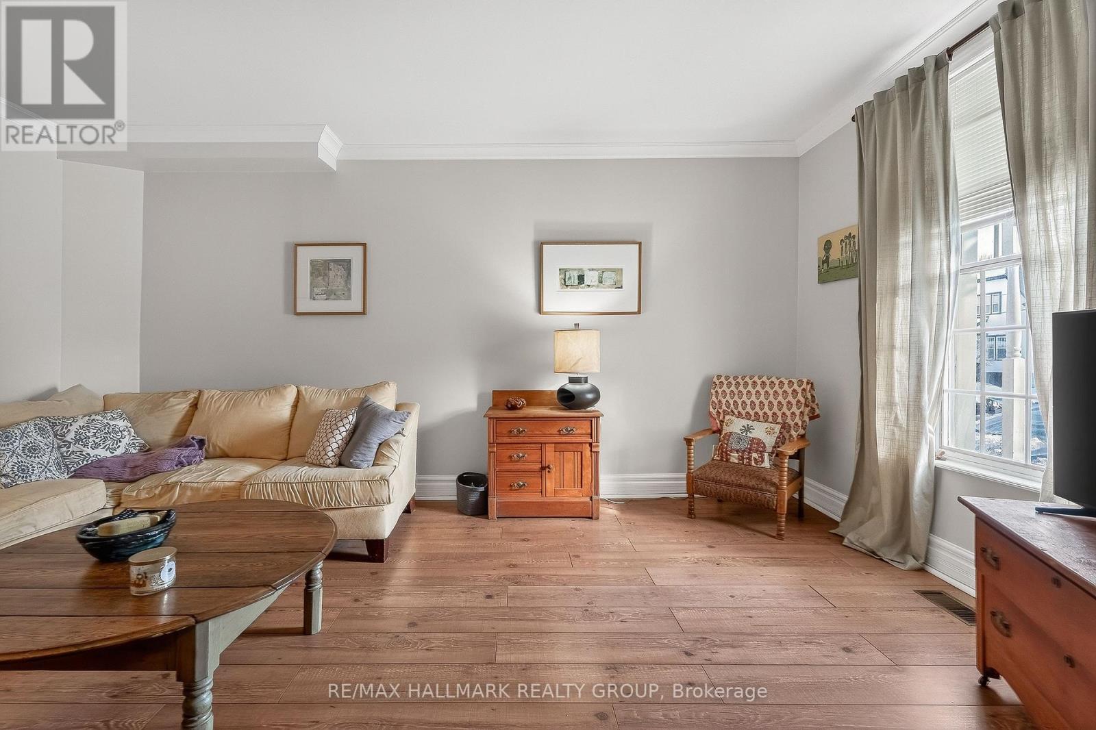 77 King George Street, Ottawa, ON - Indoor Photo Showing Living Room