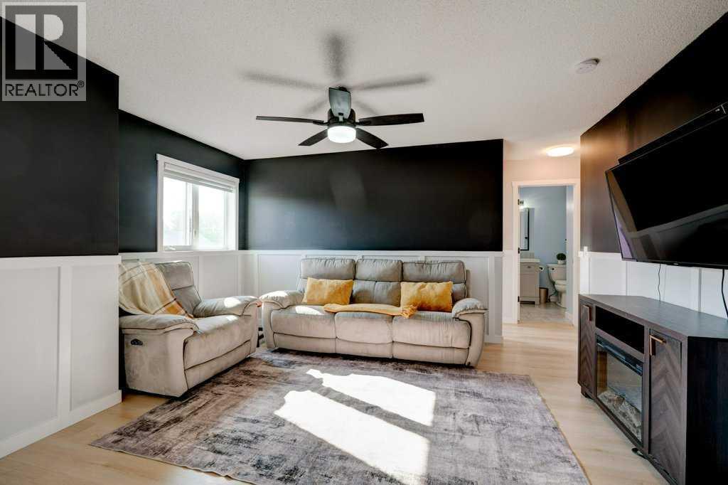 Upper level bonus room - 15 Chaparral Crescent Se, Calgary, AB - Indoor Photo Showing Living Room