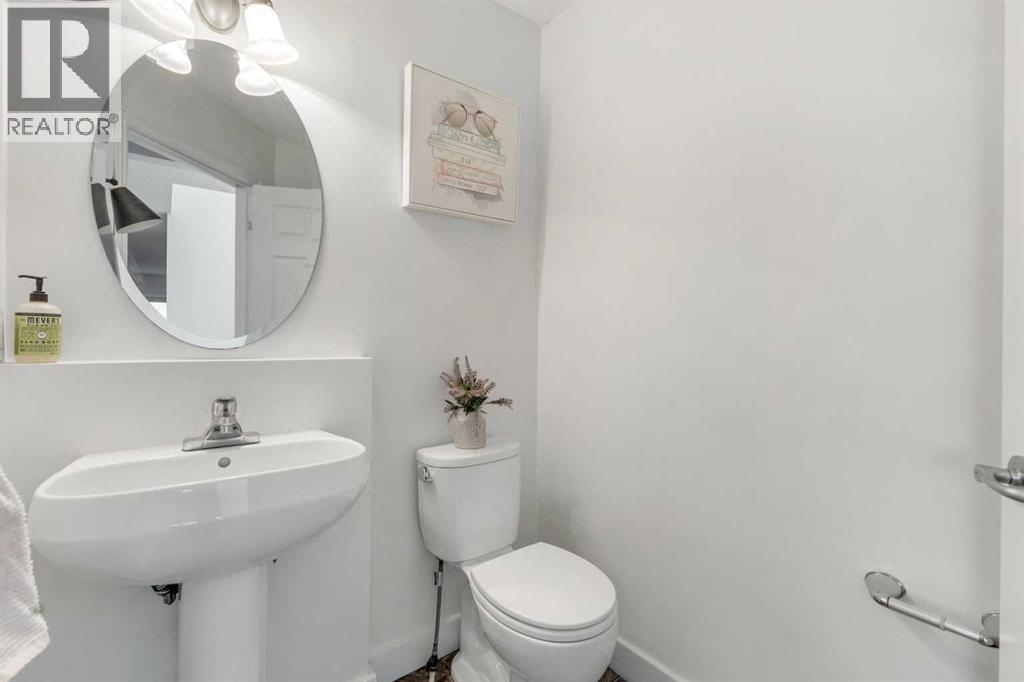 29 Sunset Close, Cochrane, AB - Indoor Photo Showing Bathroom
