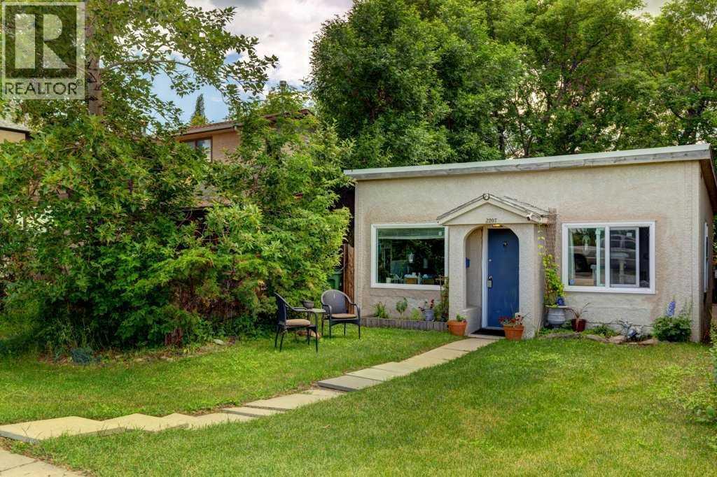 2207 8 Avenue Se, Calgary, AB - Outdoor