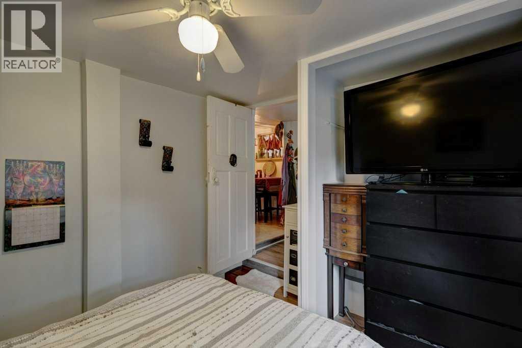 2207 8 Avenue Se, Calgary, AB - Indoor Photo Showing Bedroom